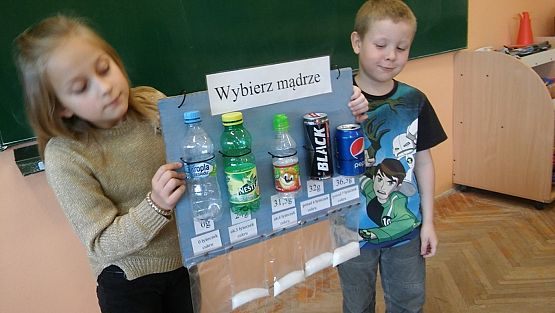 Grafika #5: Ile cukru "ukrywa" się w napojach? - sprawdzała kl. IIIa na lekcji przyrody