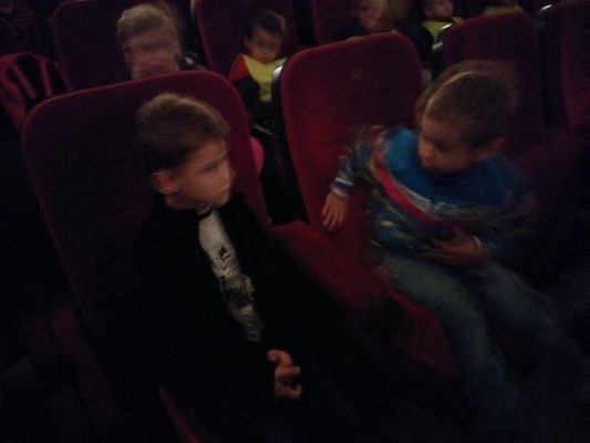 Grafika #0: Wycieczka do kina