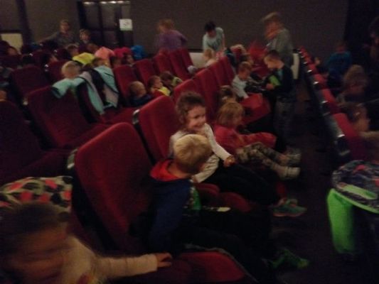 Grafika #1: Wycieczka do kina