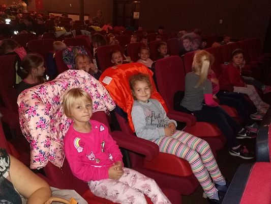 Grafika #1: Przedszkolaki uczestniczą w pokazach filmów w ramach przeglądu "Gdynia Dzieciom".