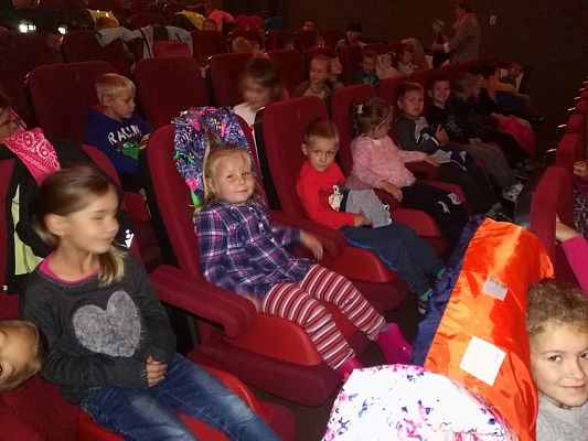 Grafika #2: Przedszkolaki uczestniczą w pokazach filmów w ramach przeglądu "Gdynia Dzieciom".