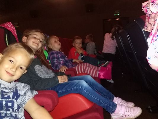 Grafika #3: Przedszkolaki uczestniczą w pokazach filmów w ramach przeglądu "Gdynia Dzieciom".