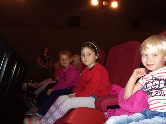 Grafika #5: Przedszkolaki uczestniczą w pokazach filmów w ramach przeglądu "Gdynia Dzieciom".