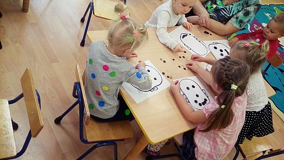 Grafika #7: Międzynarodowy Dzień Kropki w przedszkolu