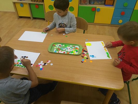 Grafika #1: Międzynarodowy Dzień Kropki w przedszkolu