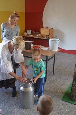 Grafika #4: MLECZNA DROGA W SZKOLE Z KOZĄ MAGDĄ