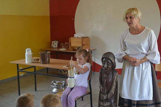 Grafika #6: MLECZNA DROGA W SZKOLE Z KOZĄ MAGDĄ