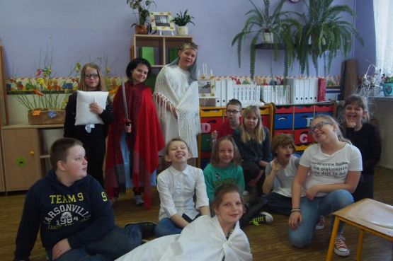 Grafika #5: Ślub Mieszka i Dobrawy oraz koronacja pierwszego króla Polski na lekcji historii