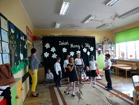 Grafika #2: DZIEŃ MAMY I TATY W KLSIE II b