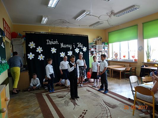 Grafika #4: DZIEŃ MAMY I TATY W KLSIE II b