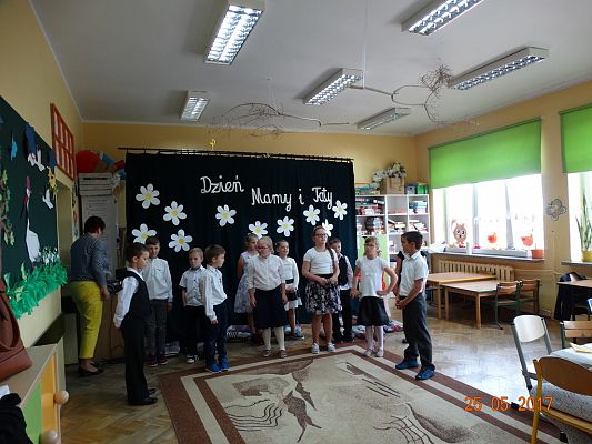 Grafika #5: DZIEŃ MAMY I TATY W KLSIE II b