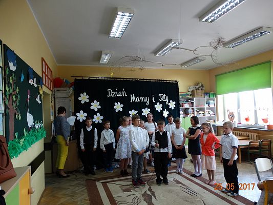 Grafika #8: DZIEŃ MAMY I TATY W KLSIE II b