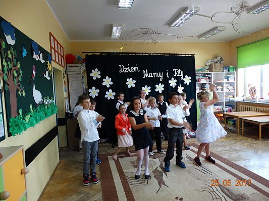 Grafika #12: DZIEŃ MAMY I TATY W KLSIE II b