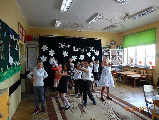 Grafika #13: DZIEŃ MAMY I TATY W KLSIE II b