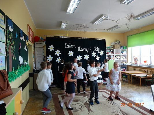 Grafika #14: DZIEŃ MAMY I TATY W KLSIE II b