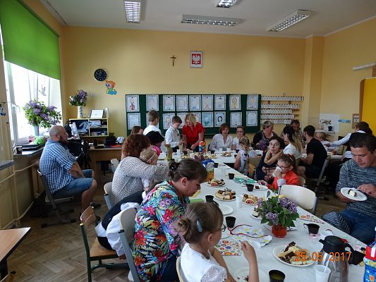 Grafika #22: DZIEŃ MAMY I TATY W KLSIE II b