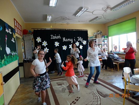 Grafika #24: DZIEŃ MAMY I TATY W KLSIE II b