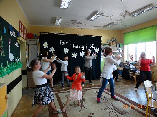 Grafika #25: DZIEŃ MAMY I TATY W KLSIE II b