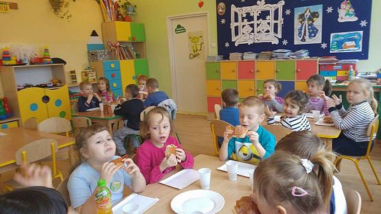 Grafika #1: TŁUSTY CZWARTEK W PRZEDSZKOLU