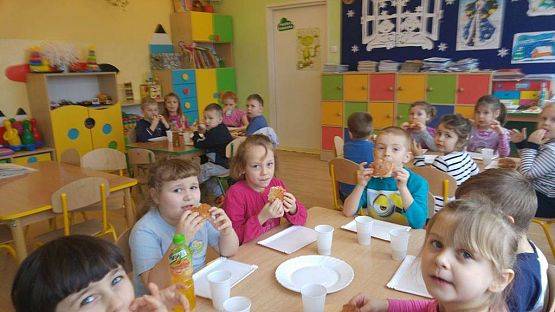 Grafika #3: TŁUSTY CZWARTEK W PRZEDSZKOLU