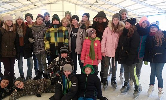 Grafika #1: Klasa 5 i 6 na lodowisku w Łebie