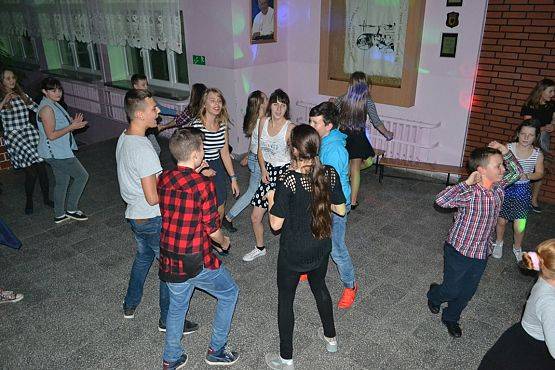 Grafika #2: Dyskoteka szkolna