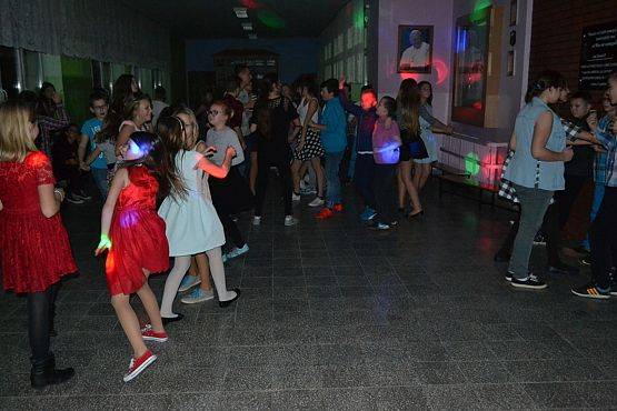 Grafika #11: Dyskoteka szkolna
