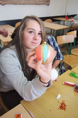 Grafika #9: Przygotowania do kiermaszu bożonarodzeniowego w klasie I b gimnazjum