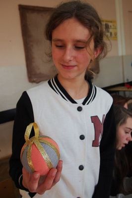 Grafika #8: Przygotowania do kiermaszu bożonarodzeniowego w klasie I b gimnazjum