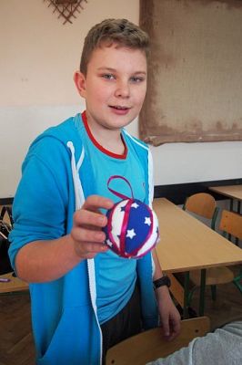 Grafika #10: Przygotowania do kiermaszu bożonarodzeniowego w klasie I b gimnazjum