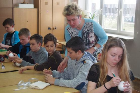 Grafika #0: Przygotowania do kiermaszu bożonarodzeniowego w klasie I b gimnazjum