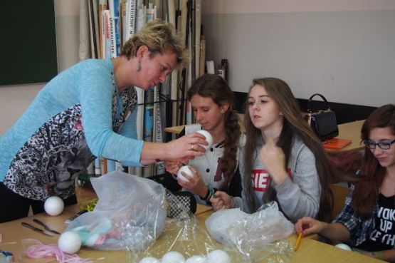 Grafika #1: Przygotowania do kiermaszu bożonarodzeniowego w klasie I b gimnazjum