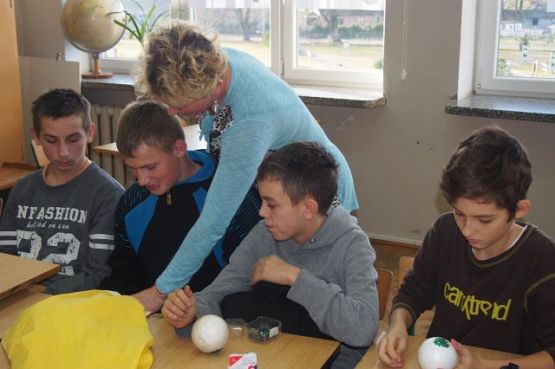 Grafika #2: Przygotowania do kiermaszu bożonarodzeniowego w klasie I b gimnazjum