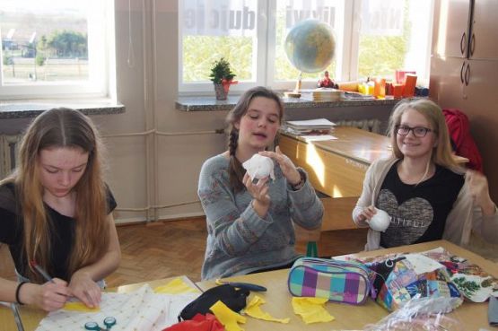 Grafika #3: Przygotowania do kiermaszu bożonarodzeniowego w klasie I b gimnazjum