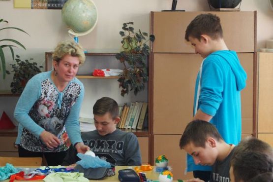 Grafika #4: Przygotowania do kiermaszu bożonarodzeniowego w klasie I b gimnazjum