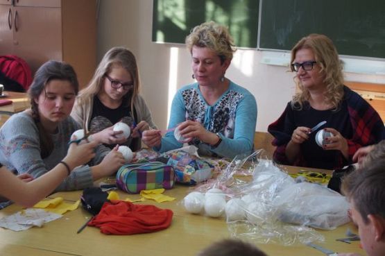 Grafika #5: Przygotowania do kiermaszu bożonarodzeniowego w klasie I b gimnazjum