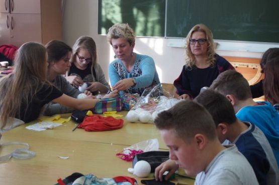 Grafika #6: Przygotowania do kiermaszu bożonarodzeniowego w klasie I b gimnazjum