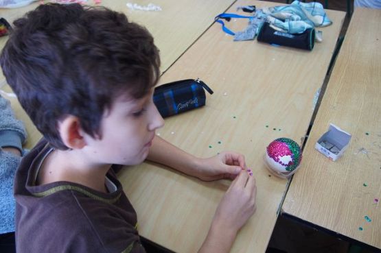 Grafika #11: Przygotowania do kiermaszu bożonarodzeniowego w klasie I b gimnazjum