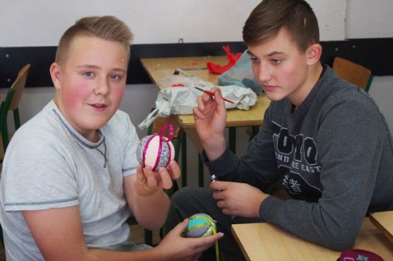 Grafika #13: Przygotowania do kiermaszu bożonarodzeniowego w klasie I b gimnazjum