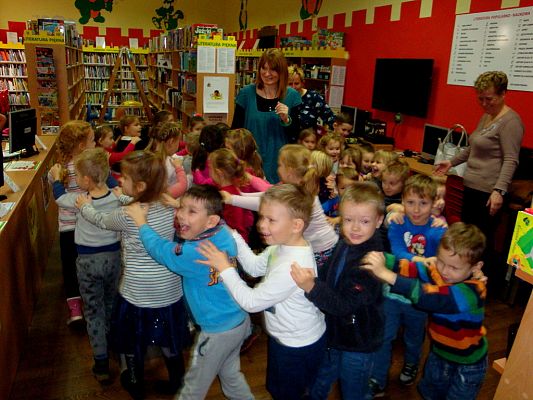 Grafika #8: Przedszkolaki w Bibliotece Miejskiej w Lęborku