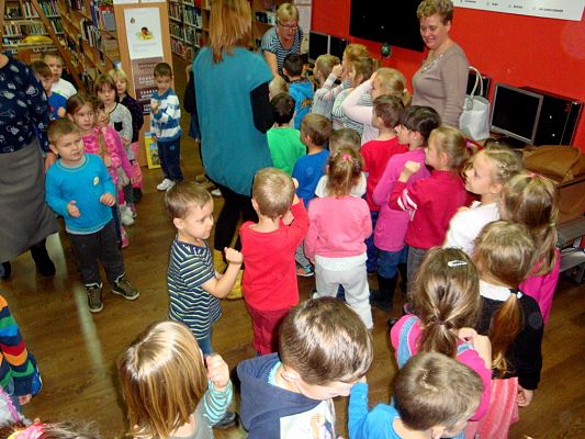 Grafika #6: Przedszkolaki w Bibliotece Miejskiej w Lęborku