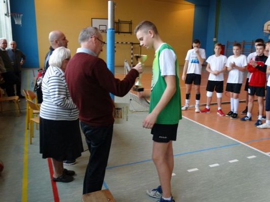 Grafika #7: Turniej Piłki Siatkowej Chłopców z okazji Dnia Niepodległości o puchar dyrektora Zespołu Szkół im. Jana Pawła II w Łebieniu