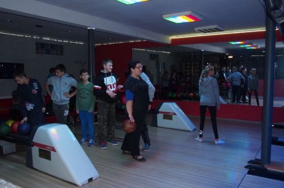 Grafika #15: Klasa I b gimnazjum bawi się w kręgielni