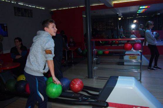 Grafika #10: Klasa I b gimnazjum bawi się w kręgielni