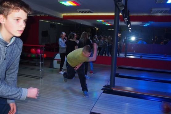 Grafika #9: Klasa I b gimnazjum bawi się w kręgielni