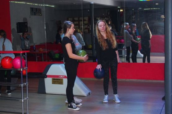 Grafika #8: Klasa I b gimnazjum bawi się w kręgielni