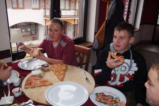 Grafika #1: Klasa I b gimnazjum bawi się w kręgielni