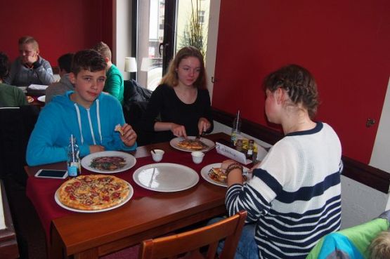 Grafika #20: Klasa I b gimnazjum bawi się w kręgielni