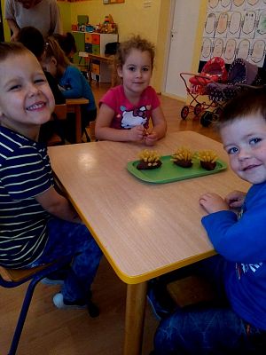 Grafika #6: "Jesień w lesie, Jesień w sadzie mgiełkę delikatną kładzie"