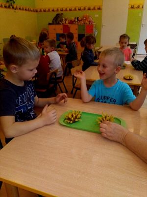 Grafika #4: "Jesień w lesie, Jesień w sadzie mgiełkę delikatną kładzie"